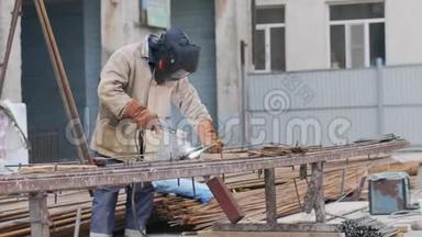 施工现场焊工为安全帽焊条焊管..